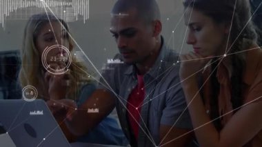 İz sürücüyü ve meslektaşlarını takip eden adam animasyon teknolojisi veri ağını eğip analiz ediyor. İşbirliği, yenilik, takım çalışması, analitik, teknoloji, modernite, iletişim