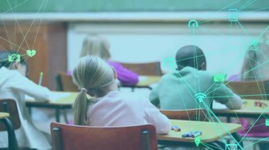 Sarışın kız kalem kaldırıyor ve eğitim sırasında ağ simgeleri kaybolduktan sonra üst üste biniyor. Eğitim, çocukluk, yenilik, öğrenme, takım çalışması, yaratıcılık, teknoloji