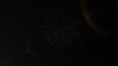 Siyah arka planda havai fişeklerin üzerindeki ışık izlerinin canlandırılması. Soyut arkaplan, ışık ve hareket kavramı dijital olarak oluşturulmuş video.