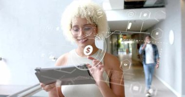 Kadın tableti tıklatıyor, iş arkadaşı yürürken finans verilerini inceliyor. Teknoloji, yenilik, işbirliği, dijital, fütüristik, çalışma alanı, analiz