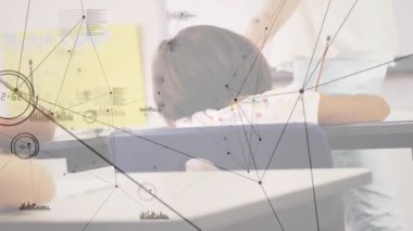 Öğretmen, kız kalemlerin düşüşünü fark ediyor. Sonra da erkek öğrencilerin çalışma kâğıtlarını düzeltiyor. Sınıf yazılarını yükseltiyor. Eğitim, akıl hocalığı, öğrenim, sınıf, rehberlik, öğretim, okur-yazarlık