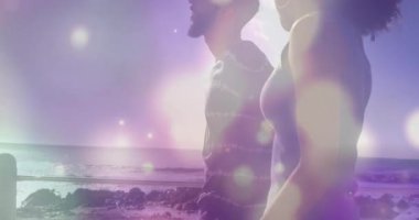 Sahilde birlikte yürüyen Afrikalı Amerikalı çifte karşı ışık göstergesi. Aşk ve ilişki kavramı