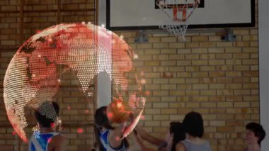 Altı basketbolcu çemberin altında toplanıyor. Spor salonunda ortaya çıkan holografik bir küre. Takım, spor, dijital, yenilik, gençlik, eğitim, enerji