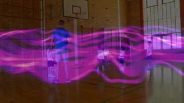 Koç, kız düşme koçu yardım ederken öğrencilere atış talimi yaparken işaret veriyor. Atletizm, takım çalışması, eğitim, gençlik, spor, motivasyon, performans