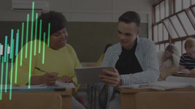 Erkek öğrenci tablet tıkırdatıyor ve kız öğrenci derste çizgi film karakterleriyle notlar yazıyor. Eğitim, işbirliği, teknoloji, yenilik, öğrenme, öğrenme, bağlantı