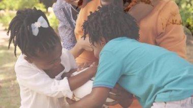 Afro-Amerikan ailesinin yaprakların üzerinde gülüşü. Aile, aşk ve dijital arayüz kavramı dijital olarak oluşturulmuş video.