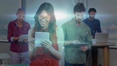 Teknoloji işbirliği alanında tabletlere dokunan dört profesyonel veri düğümü ağı oluşturmada parlıyor. Yenilik, bağlantı, takım çalışması, dijital, modern, beyin fırtınası, ağ oluşturma