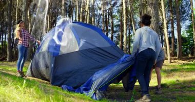 Arkadaşlar orman kamp alanında çadır kurup sallıyorlar, girdap oluşturuyorlar ve kubbe oluşturuyorlar. Macera, açık hava, takım çalışması, doğa, keşif, canlılık, koordinasyon