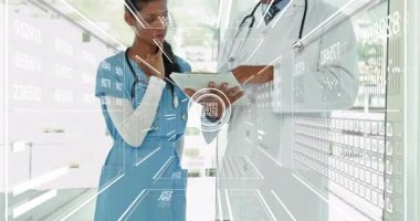 Doktor tableti tıkırdatıyor ve hasta muayenesi için 3D tıbbi verileri koridorda sunuyor, hemşire gülümsüyor. Futuristik, işbirliği, sağlık, teknoloji, profesyonel, teşhis, akıllı