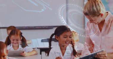 Eğitim öğretmeni, dokunmatik ekranı vurgulayan bir hologramla öğrencilerin tablete dokunmasına rehberlik ediyor. Öğrenme, yenilik, teknoloji, dijital, akıl hocalığı, işbirliği, e-öğrenme