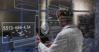 Laboratuar araştırmacısı tableti yakalıyor ve kodları ve çizelgeleri gösteren veri panelleri oluşturuyor. Teknoloji, yenilik, analitik, veri görselleştirme, gelecek, dijital, bilim