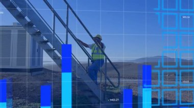 İnşaat alanındaki finansal veri işleme animasyonu. Küresel iş ve dijital arayüz kavramı dijital olarak oluşturulmuş video.