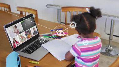 Liseli kız internetteki derste notlar alırken, ağ simgesi web 'i genişleten dizüstü bilgisayarda beliriyor. Eğitim, uzaktan, bağlantı, dijital, öğrenme, teknoloji, çocuklar