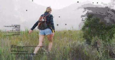 Sisli vadide çimlere basan bir kadın, dönen teknoloji veri küresi haritalama yolculuğunu gerçekleştiriyor. Macera, keşif, vahşi doğa, teknoloji, haritalama, veri, yenilik