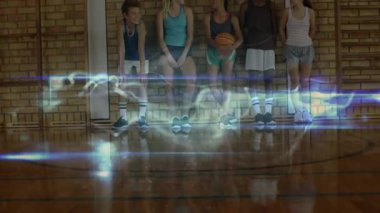 Öğrenci atletler duruşlarını düzeltirken sahada parlayan mavi parıltı spor teknikleri gösterisini ateşliyor. Takım, fitness, energy, motion, disiplin, motivasyon, rekabet