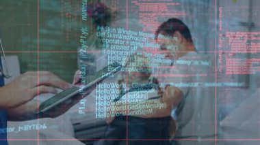 Tabletli beyaz erkek doktorun elleri üzerinde dijital ekrandaki verilerin animasyonu. Sağlık, tıp ve dijital arayüz kavramı dijital olarak oluşturulmuş video.