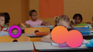 Çocuklar not defterlerini yerleştiriyor ve onları açıyor, renkli kaplamalarla yazmaya başlıyorlar öğrenmeyi güçlendiriyorlar. Çocuklar, sınıf, eğitim, öğrenme, kırtasiye, odaklanma, adanmışlık