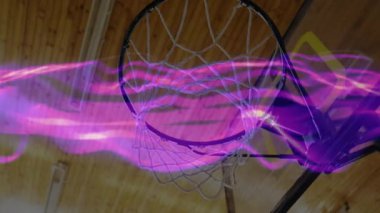 Mor ışık çizgileri soldan çıkıyor ve çemberin üzerinden kayarak gücü gösteriyor. Neon, dinamik, enerjik, hareket, soyut, enerjik, spor