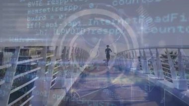Köprüde koşan Afrikalı Amerikalı kadının hareket halindeki saat ve veri işleme animasyonu. Dijital olarak oluşturulmuş küresel bağlantılar, bilgisayar ve dijital arayüz kavramı.