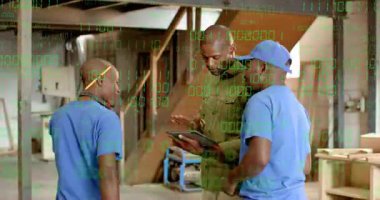 Tableti tıkırdatma ve marangozhanedeki boyutları inceleyen işçilere rehberlik etme planlarını vurgulama. İşbirliği, takım çalışması, sanayi, inşaat, mühendislik, dijital, plan