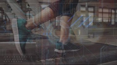 Koşu bandındaki beyaz kadının bacaklarının üzerinde dijital ekrandaki verilerin animasyonu. Spor, fitness, aktif yaşam tarzı ve teknoloji konsepti dijital olarak oluşturulmuş video.