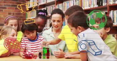 Öğretmen rehber sınıfı yeşil, kırmızı sıvıları tüp rafına döküyor, bilim için karalama simgeleri atıyor. Eğitim, sınıf, deney, takım çalışması, merak, öğrenme, keşif