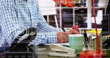 Orta yaşlı bir adam öne eğilip ofiste planlama notları yazıyor, kahve fincanına bakıyor. Profesyonel, çalışma alanı, modern, üretkenlik, odaklanma, organizasyonel, kurumsal