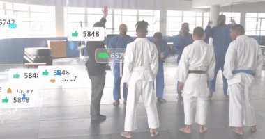 Takım elbiseli adam kol kaldırıyor ve dövüş sanatları başarısı için ödül vaat ediyor. Dijital ikonlar artıyor. Ödül, başarı, takım çalışması, kutlama, tanınma, başarı, motivasyon