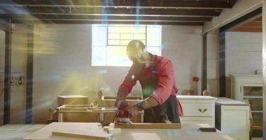 Sander 'a güç veren ahşap işçisi bitirme panelini düzeltirken dijital kaplamayı etkinleştiriyor. Zanaatkar, atölye, teknoloji, zanaat, hassasiyet, sanayi, dijital