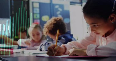 Eğitimde dört öğrenci notlar yazarken grafikler soluklaşıp yükselen puanları yansıtıyor. Sınıf, eğitim, öğrenme, grafikler, veri, görselleştirme, konsantrasyon