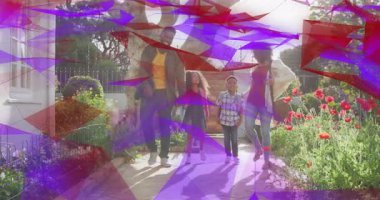 Aile tuğla kaldırıma adım atıyor ve ağaç tepe örtüsünün altında bağ kurmak için sağlık yürüyüşü başlatıyor. Açık hava, birliktelik, hayat dolu, rahat yaşam tarzı, uyum, doğa.