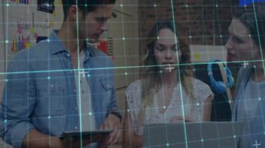 Saat kontrolünden sonra, akran proje güncellemesi yazarken erkek üye tablet göstererek ekrana katılıyor. İşbirliği, takım çalışması, yenilik, modern, teknoloji, girişim, çalışma alanı