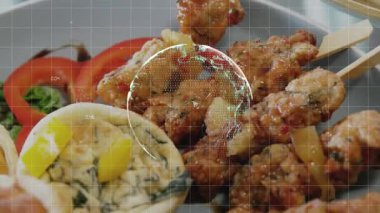 Tabaktaki yiyeceklerin üzerinde veri işleme ve küre animasyonu. Küresel iş, bilgisayar ve dijital arayüz kavramı dijital olarak oluşturulmuş video.