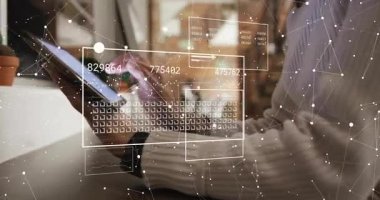 Oturan kadın tablet getiriyor ve veri analiz arayüzü ile ekranı tıklatıyor. Sayısal panelleri güncelliyor. Teknoloji, arayüz, yenilik, dijital, çalışma alanı, fütüristik, analitik