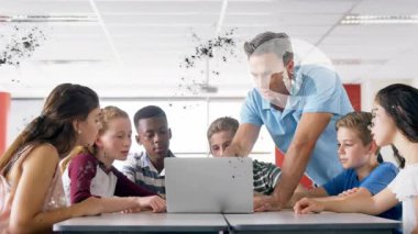 Eğitimci dizüstü bilgisayara tıklıyor ve öğrencilere eğitim ağında ikili halkalarla örtüşüyor. Öğrenme, işbirliği, yenilik, teknoloji, dijital, takım çalışması, eğitim