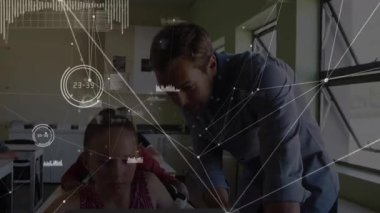 Öğretmen sınıfa girerken dizüstü bilgisayarda yazı yazarken ağ animasyon bilgi akışını örtüyor. Eğitim, teknoloji, e-öğrenim, işbirliği, dijital, bilgi, yenilik