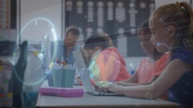 Öğrenciler dizüstü bilgisayarlarda öğrenme modülünü titreşimli pasta grafiği çizgileriyle çalıştırıyorlar. Eğitim, teknoloji, yenilik, işbirliği, dijital, gençlik, sınıf