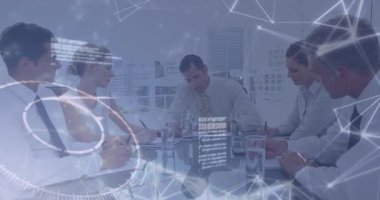 Küre, çember, çizgiler, kafkasyalı sinirli CEO 'nun iş arkadaşlarına bağırması. Dijital bileşik, çoklu pozlama, iletişim, ticaret, kayıp, iflas, fütüristik, teknoloji,