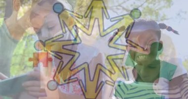 Bu video otizm farkındalığı ayı ve kutlama hakkında. Bulmaca parçaları ve ikonlar çeşitli okul çocukları üzerinde tablet kullanılarak gösteriliyor. Çocuklar da güneşli bir günde parkta cep telefonu kullanıyorlar..