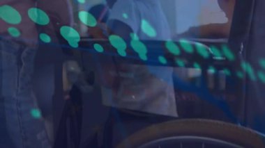 Engelli ve çeşitli öğrencilerin öğrenmesi üzerine veri işleme animasyonu. Küresel eğitim ve dijital arayüz kavramı dijital olarak oluşturulmuş video.