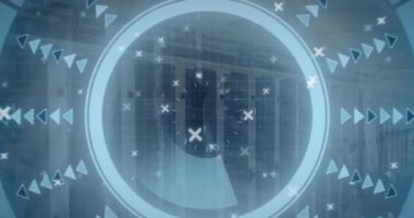 Sunucu odasındaki dijital arayüzde hud ile veri işleme animasyonu. Dijital bileşik, çoklu pozlama, yapay zeka, makine öğrenme, teknoloji.