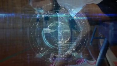 Kız ayağını yedek kulübesinde bağcıklı ayakkabılara kaldırıyor, spor salonunun zemininde dijital küreyle antrenman için yükseliyor. Atletik, fitness, gençlik, eğitim, eğitim, yenilik, dijital