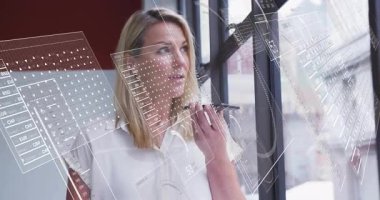 IT yöneticisi pencerenin yanındaki akıllı telefondan ses güncellemesi gönderiyor ve kırmızı duvar animasyon çizelgeleri, grafikler. Teknoloji, iletişim, yenilik, şirket, modern, veri görselleştirme, kentleşme