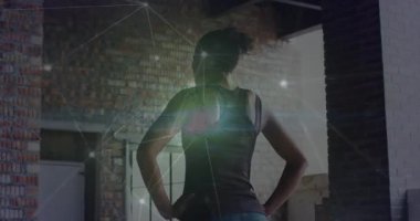 Afro-Amerikan fit bir kadının ara vermesi üzerine parlayan bağlantı ağının animasyonu. Spor ve spor teknolojisi kavramı