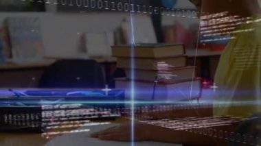 Çocuk masa başında kalem ve yazı topluyor, eğitim için ikili kod ve veri akışlarını ateşliyor. Eğitim, teknoloji, öğrenme, dijital, odaklanma, yenilik, sınıf