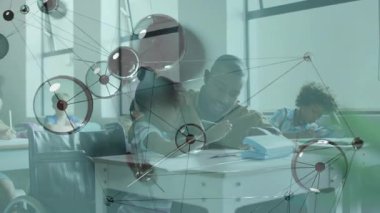 Eğitimci, dijital düğümler öğrenme bağlantılarını görselleştirirken öğrenci yazımına rehberlik ediyor. Sınıf, eğitim, e-öğrenim, danışmanlık, dijital, teknoloji, konsantrasyon