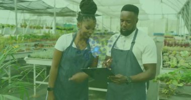 Notları değiştirdikten sonra ekip, seradaki bitki bakım planlarını ve kalkan grafik animasyonlarını gözden geçirdi. Bahçecilik, işbirliği, büyüme, çevre dostu, modern, profesyonel, kentsel