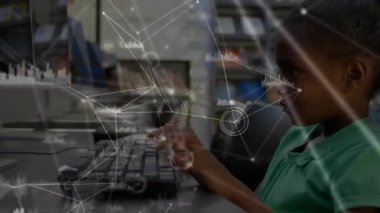 Öğrenci klavyeyi tıklatıyor ve bilgisayar laboratuvarında eğitim için titreşen ağ grafiklerini etkinleştiriyor. Teknoloji, eğitim, e-öğrenme, dijital, odaklanma, yenilik, modern