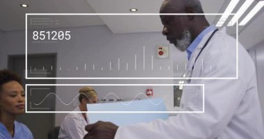 Doktor, hemşire işlemleri için mavi klasörü vermeden önce klinik resepsiyonuna girip dosyayı açıyor. Tıbbi personel, sağlık hizmetleri, profesyonellik, takım çalışması, klinik çevre, modern tasarım, hasta bakımı