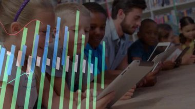 Öğrenciler ve öğretmenler tabletleri tıkırdatıyor ve bar tablosunu kütüphane masasında akıtmaya başlıyorlar. Eğitim, işbirliği, teknoloji, veri, öğrenme, yenilik, gençlik